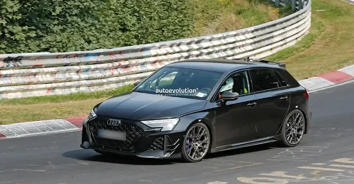 Audi RS 3 GT 2026, surprins pe Nürburgring: ultimul rămas-bun al legendarului motor cu cinci cilindri