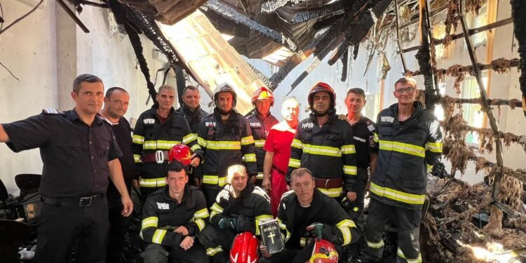 Minune în mijlocul distrugerii: o Biblie intactă după un incendiu devastator în Strehaia