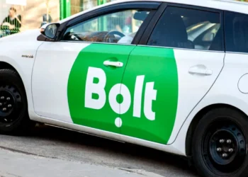 Șofer Bolt atacat în Târgu Jiu: mașină vandalizată și patru persoane reținute