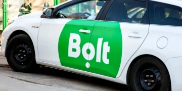 Șofer Bolt atacat în Târgu Jiu: mașină vandalizată și patru persoane reținute