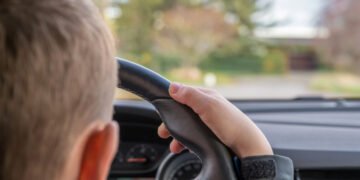 Dosar penal pentru un băiat de 11 ani și bunica lui