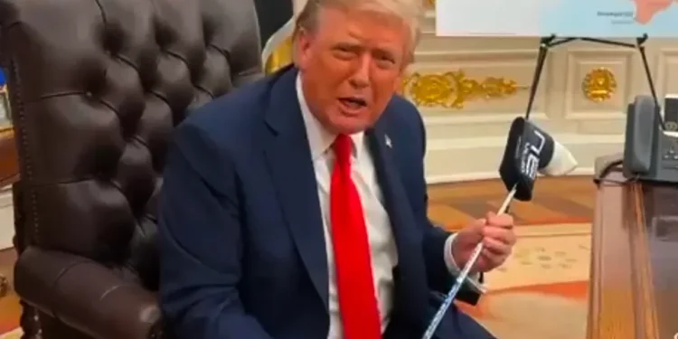 Zelenski i-a oferit lui Donald Trump o crosă de golf cu mesaj de pace, din partea unui erou ucrainean rănit în război