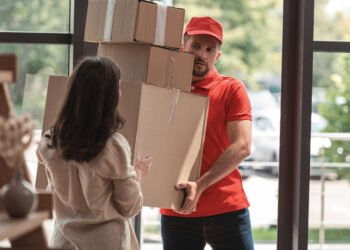 Guvernul taxează coletele online cu 25 de lei. O nebunie!