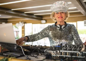 DJ Gloria, bunicuța care zguduie ringurile de dans din Suedia la 81 de ani