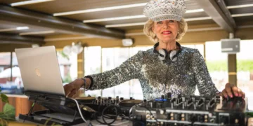 DJ Gloria, bunicuța care zguduie ringurile de dans din Suedia la 81 de ani