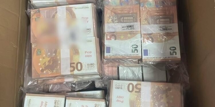 Milioane de euro falși găsiți la o firmă din Mehedinți