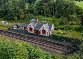 Locuință într-o gară. Află cât costă!