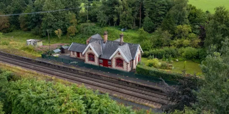 Locuință într-o gară. Află cât costă!