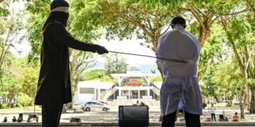 Doi bărbați, biciuiți în public în Indonezia pentru relații homosexuale. Amnesty: „O practică inumană”