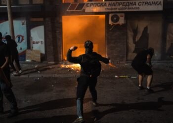 Serbia, a cincea noapte de proteste violente: sediile partidului lui Vučić incendiate