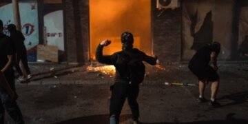 Serbia, a cincea noapte de proteste violente: sediile partidului lui Vučić incendiate