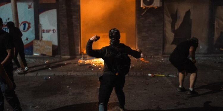 Serbia, a cincea noapte de proteste violente: sediile partidului lui Vučić incendiate