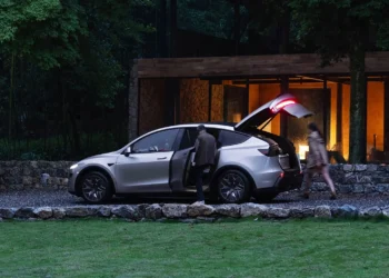 Tesla Model Y L a ajuns în magazine: SUV electric cu 6 locuri, autonomie de 751 km și opțiuni financiare atractive