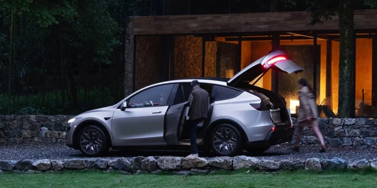 Tesla Model Y L a ajuns în magazine: SUV electric cu 6 locuri, autonomie de 751 km și opțiuni financiare atractive