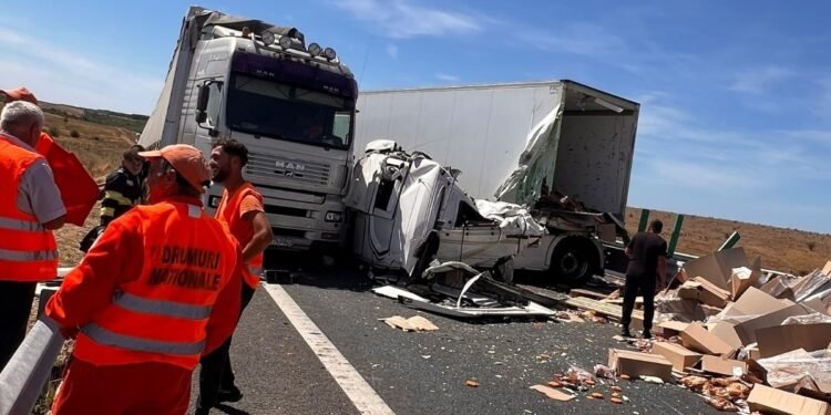 Două autotrenuri distruse pe drumul expres