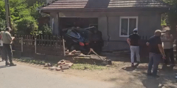 S-au trezit cu un BMW în sufragerie