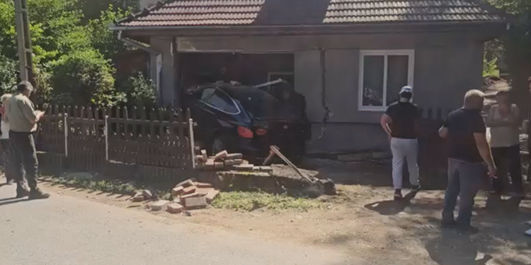 S-au trezit cu un BMW în sufragerie