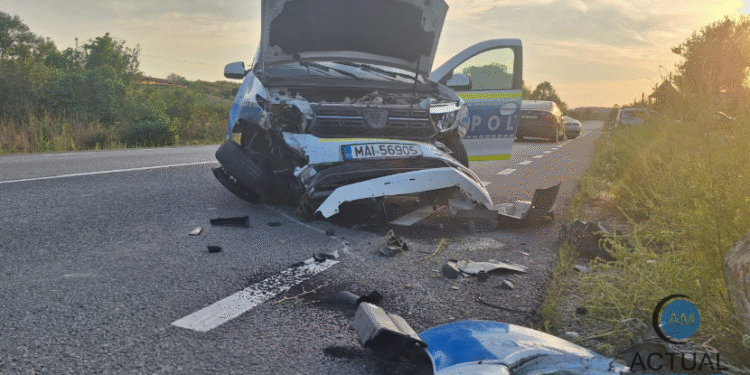 Maşină de poliţie în misiune, făcută praf