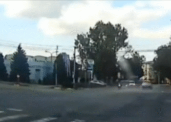 Șofer nebun: a zburat pe roșu cu peste 100 km/h și a lăsat doar praf în urmă!