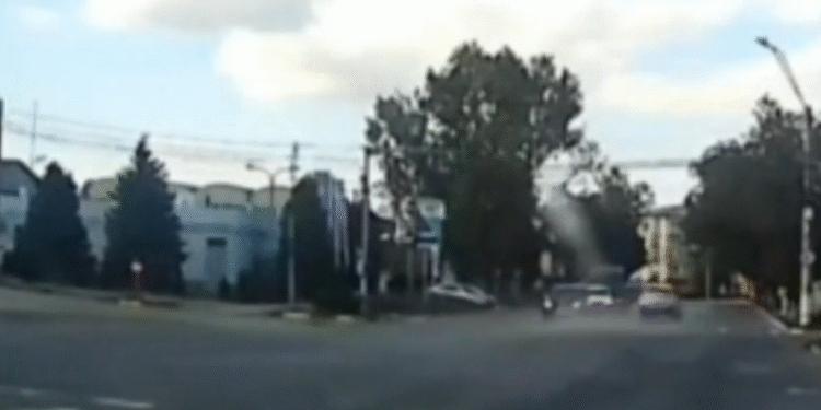 Șofer nebun: a zburat pe roșu cu peste 100 km/h și a lăsat doar praf în urmă!