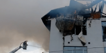 Un hotel a luat foc, două persoane sunt de negăsit