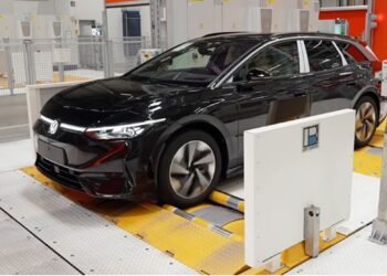 Volkswagen, din nou în criză: după un val de vânzări spectaculoase, producția de mașini electrice este suspendată
