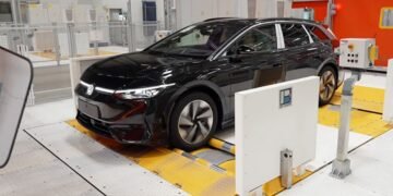 Volkswagen, din nou în criză: după un val de vânzări spectaculoase, producția de mașini electrice este suspendată