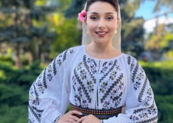 O cântăreață de muzică populară din Gorj a devenit învățătoare la școala unde a învățat