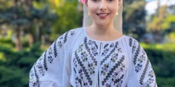 O cântăreață de muzică populară din Gorj a devenit învățătoare la școala unde a învățat