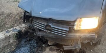 Iezureni: Un șofer a pierdut controlul volanului și a lovit un cap de pod