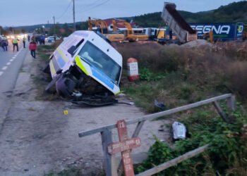 Duba poliției, grav avariată pe un drum din Gorj