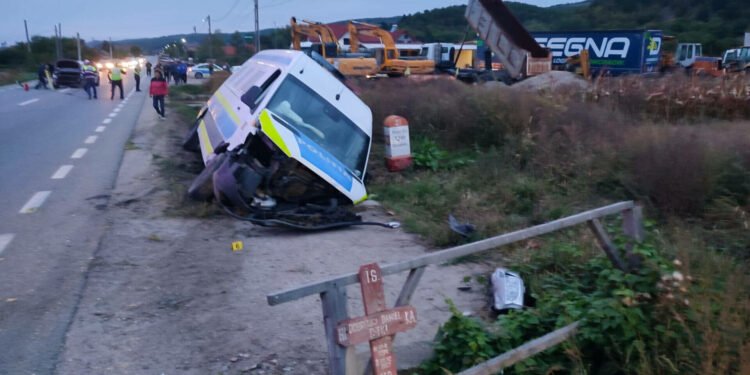 Duba poliției, grav avariată pe un drum din Gorj