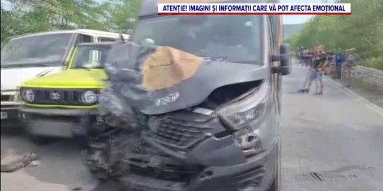 Patru mașini bușite, trei oameni la spital