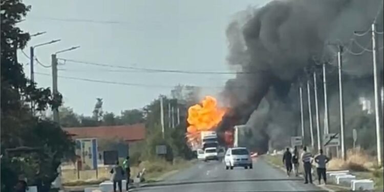 Incendiu după ciocnirea a două autotrenuri