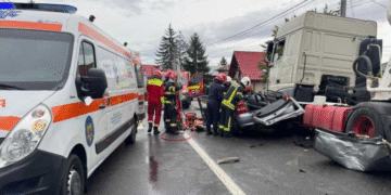 Trei oameni, între care două femei, au murit pe loc după ce mașina lor s-a izbit violent de un camion
