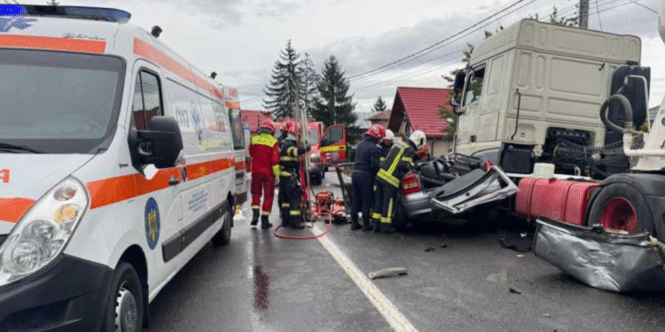 Trei oameni, între care două femei, au murit pe loc după ce mașina lor s-a izbit violent de un camion