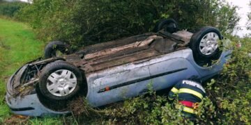 Un băiat de 18 ani și două minore, în mașina răsturnată