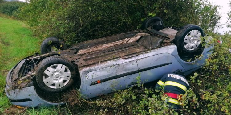 Un băiat de 18 ani și două minore, în mașina răsturnată
