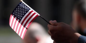 Trump lovește în companiile IT: 100.000 $ pe an pentru vizele H-1B. Microsoft, JPMorgan și Amazon avertizează angajații