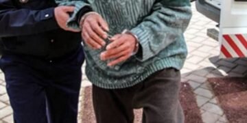 Avea relații cu o minoră, dar și cu mama și bunica