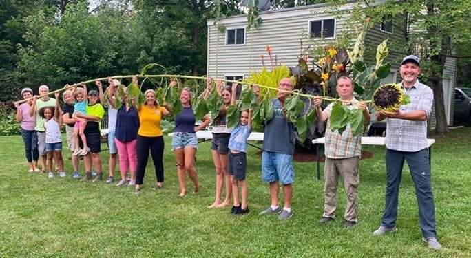 A doborât recordul mondial Guinness cu cea mai înaltă floarea-soarelui din lume: 10,9 metri