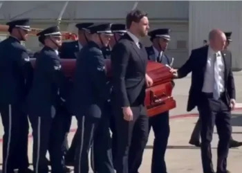 Sicriul lui Charlie Kirk, adus în Arizona la bordul Air Force Two