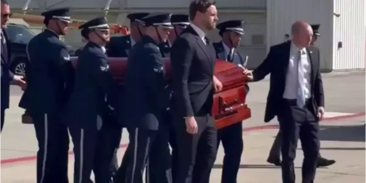 Sicriul lui Charlie Kirk, adus în Arizona la bordul Air Force Two