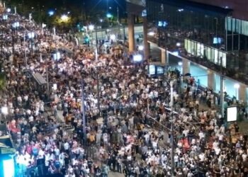 Confruntări violente la Novi Sad: poliția sârbă a folosit gaze lacrimogene și grenade pentru a dispersa protestatarii care cer alegeri anticipate