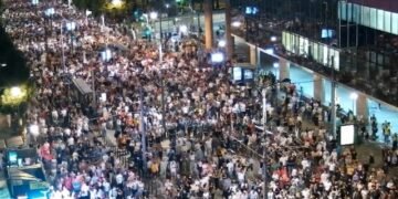 Confruntări violente la Novi Sad: poliția sârbă a folosit gaze lacrimogene și grenade pentru a dispersa protestatarii care cer alegeri anticipate