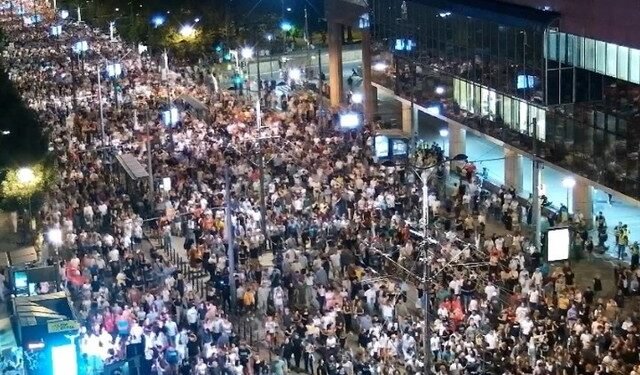 Confruntări violente la Novi Sad: poliția sârbă a folosit gaze lacrimogene și grenade pentru a dispersa protestatarii care cer alegeri anticipate