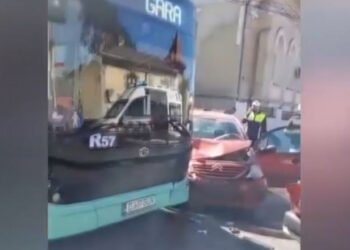 Craiova: Șoferul care a intrat cu mașina într-un autobuz! Trei persoane au ajuns la spital