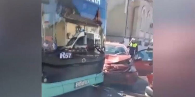Craiova: Șoferul care a intrat cu mașina într-un autobuz! Trei persoane au ajuns la spital