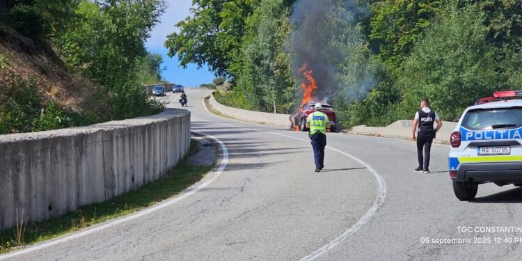 Trafic oprit temporar pe Transalpina din cauza unui incendiu la un autoturism