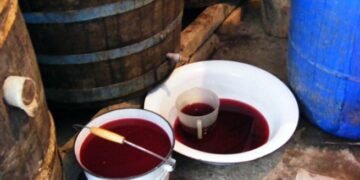 S-au intoxicat în beci cu gazele emanate de mustul pus la fermentat